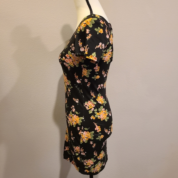 F21 Short Form Fitting Dress - Picture 2 of 5